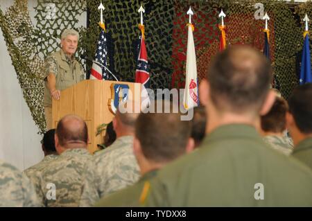 Mississippi reg. Phil Bryant spricht mit US-Mitglieder über die Bedeutung der militärischen Übungen wie südliche Streik 2017 (SSTK 2017) an der Gulfport Combat Readiness Training Center, Fräulein, November 3, 2016. SSTK 2017 ist eine Gesamtkraft, multi-Service Training bewirtet durch den Mississippi Air National Guard Combat Readiness Training Center in Gulfport, Fräulein, von Okt. 24 bis Nov. 4, 2016. Die Ausübung betont Luft-Luft-, Luft-Boden- und Sondereinsatzkräfte Ausbildungsmöglichkeiten. Diese Veranstaltungen sind integriert in anspruchsvollen feindlich und asymmetrischen Szenarien mit Stockfoto