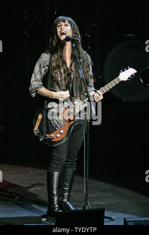 Alanis Morissette führt im Konzert an der Broward Center für Darstellende Künste in Fort Lauderdale, Florida, am 20. Oktober 2008. (UPI Foto/Michael Busch) Stockfoto