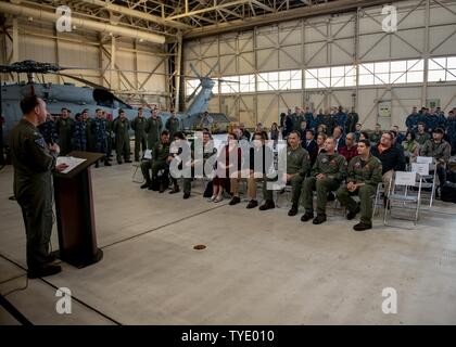 NAVAL AIR FACILITY ATSUGI, Japan (Nov. 03, 2016) - Commodore, Hubschrauber Maritime Strike Wing Pacific, Kapitän Sil Perrella, von Fountain Valley, CA, liefert Erläuterungen über die Geschichte der Hubschrauber Maritime Strike Squadron (HSM) 51 während einer Zeremonie zum Gedenken an den 25. Jahrestag der Errichtung des Geschwaders. HSM-51 wurde ursprünglich als Hubschrauber Anti-Submarine Squadron Licht (HSL) 51 im Jahr 1991 gegründet und hat als Teil des Vorwärts-bereitgestellt Seestreitkräfte kontinuierlich seit 25 Jahren. Stockfoto