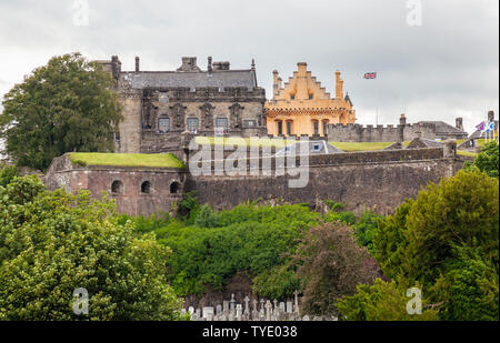 Blick auf das Äußere des Stirling Castle, eine mittelalterliche Burg im frühen 12. Jahrhundert in Stirling, Schottland gegründet. Besucher betrachten die outwar Stockfoto