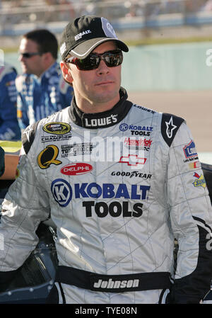 Punkte leader Jimmie Johnson wartet auf grubestraße vor Beginn der Sprint Cup Ford 400 bei Homestead-Miami Speedway in Homestead, Florida am 16. November 2008. (UPI Foto/Martin Fried) Stockfoto