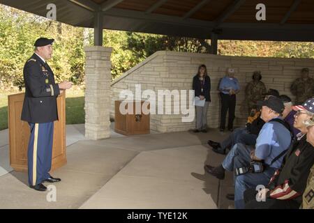 Oberst Kenneth Tauke, Kommandant der Rock Island Arsenal Garnison, Adressen das Publikum an einer Zeremonie für die Quad Cities Ehre Tour Rock Island Arsenal, Iowa, November 3, 2016. Die Tour war Gastgeber die Ehre Flug der Quad Cities, ein Kapitel der Ehre Streckennetz, einer Organisation, die zu Ehren Veteranen des Zweiten Weltkrieges eingeweiht, und die Koreanische und Vietnamkrieg. 16 Veteranen nahmen an der Tour, Denkmälern in Rock Island Arsenal und die Viererkabel-stadtbereich. Stockfoto