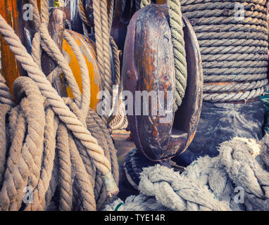 Geräte, die auf dem Deck eines alten Segelschiffes. Stockfoto