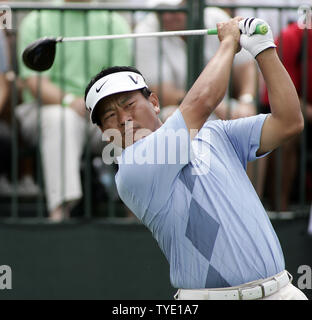 KJ Choi von Südkorea zweigt weg auf der ersten Bohrung rund zwei der Weltgolf-Meisterschaften - Ca Championship in Doral Country Club in Doral, Florida am 13. März 2009 zu starten. (UPI Foto/Michael Busch) Stockfoto