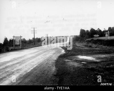 Foto: straße der Beschilderung; Umfang und Inhalt: Original Bildunterschrift: straße der Beschilderung. Statt rund um die Kreuzung zufällig verteilt sind, alle sind in einem Plan. An der Kreuzung von U.S. Sawbill #61 und #662. Stockfoto