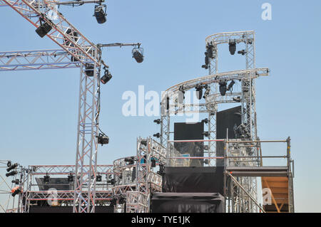 Bau eines Outdoor Musik Festival Bühne mit Beleuchtung Bögen durch die Israelische TV-Produktion der Israelischen Ninja verwendet Stockfoto