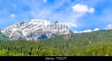 Beeindruckende Bilder von Kaschmir Valley (Paradies auf Erden). Wunderschöne Aussicht auf Gulmarg Dorf durch Schnee gefroren Gletscher Himalaya Bergen umgeben und Stockfoto