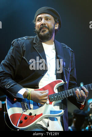 Dominikanische salsa Künstler Juan Luis Guerra führt in Konzert im Seminole Hard Rock Hotel und Kasino in Hollywood, Florida am 26. Juni 2009. (UPI Foto/Michael Busch) Stockfoto