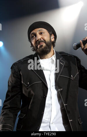 Dominikanische salsa Künstler Juan Luis Guerra führt in Konzert im Seminole Hard Rock Hotel und Kasino in Hollywood, Florida am 26. Juni 2009. (UPI Foto/Michael Busch) Stockfoto