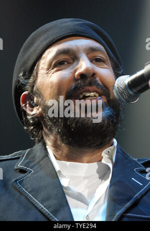 Dominikanische salsa Künstler Juan Luis Guerra führt in Konzert im Seminole Hard Rock Hotel und Kasino in Hollywood, Florida am 26. Juni 2009. (UPI Foto/Michael Busch) Stockfoto