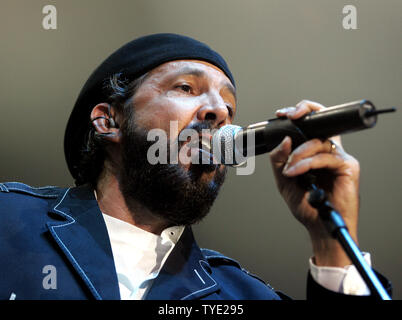 Dominikanische salsa Künstler Juan Luis Guerra führt in Konzert im Seminole Hard Rock Hotel und Kasino in Hollywood, Florida am 26. Juni 2009. (UPI Foto/Michael Busch) Stockfoto