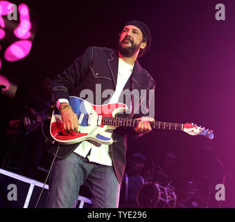 Dominikanische salsa Künstler Juan Luis Guerra führt in Konzert im Seminole Hard Rock Hotel und Kasino in Hollywood, Florida am 26. Juni 2009. (UPI Foto/Michael Busch) Stockfoto