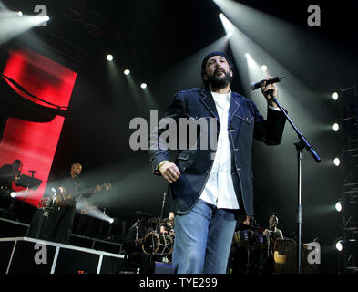 Dominikanische salsa Künstler Juan Luis Guerra führt in Konzert im Seminole Hard Rock Hotel und Kasino in Hollywood, Florida am 26. Juni 2009. (UPI Foto/Michael Busch) Stockfoto