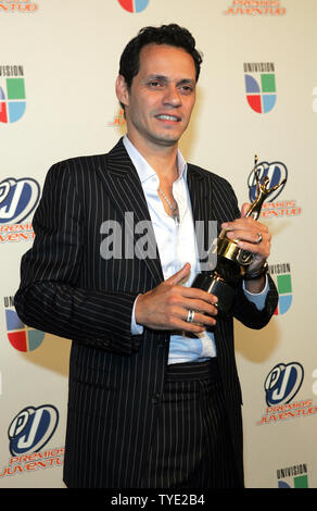 Marc Anthony feiert den Gewinn eines Premio backstage während der 2009 Premios Juventud Auszeichnungen an der Universität von Miami BankUnited Zentrum in Coral Gables, Florida am 16. Juli 2009. (UPI Foto/Martin Fried) Stockfoto