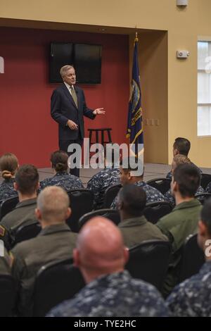 JACKSONVILLE, Fla. (Nov. 3, 2016) Sekretärin der Marine (Secnav) Ray Mabus Adressen Jacksonville - Bereich Service Mitglieder während alles - Hände Anruf innerhalb der Ballroom am Deweys alle Hände Verein an der Naval Air Station Jacksonville. Bei seinem Besuch, Mabus sprach mit und beantworteten Fragen von Matrosen über aktuelle Probleme der heutigen Navy und Marine Corps Kräfte, einschließlich der Marine berufliche Spezialität Bewertung Modernisierung ändern, Vaterschaftsurlaub, und das Meer und die Küste. Stockfoto