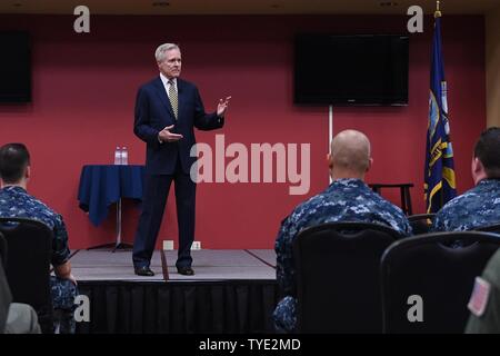 JACKSONVILLE, Fla. (Nov. 3, 2016) Sekretärin der Marine (Secnav) Ray Mabus Adressen Jacksonville - Bereich Service Mitglieder während alles - Hände Anruf innerhalb der Ballroom am Deweys alle Hände Verein an der Naval Air Station Jacksonville. Bei seinem Besuch, Mabus sprach mit und beantworteten Fragen von Matrosen über aktuelle Probleme der heutigen Navy und Marine Corps Kräfte, einschließlich der Marine berufliche Spezialität Bewertung Modernisierung ändern, Vaterschaftsurlaub, und das Meer und die Küste. Stockfoto