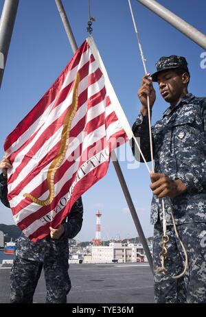 SASEBO, Japan (Nov. 3, 2016) Seaman Dorian Houston, von Des Moines, Iowa, wirft die First Navy Jack Flagge an Bord amphibisches Schiff USS BONHOMME RICHARD (LHD6) als das Schiff kehrt in Sasebo, Japan. Bonhomme Richard diente als das Flaggschiff der Expeditionary Strike Group 7 während einem Monat Patrouille mit den Marinen der 31 Marine Expeditionary Unit im Indo-Asia Pacific Region. Stockfoto