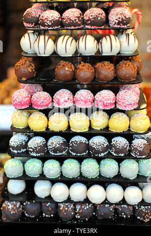 Der Tower oder die Pyramide und Cupcakes auf Süßes Dessert Tabelle. Süßigkeiten in verschiedenen Geschmack, stilvoll, Farben Stockfoto