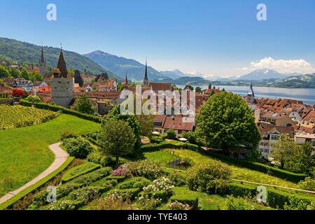 Blick auf die Stadt mit Zytturm, Kapuziner Turm und Kirche, Altstadt mit Zugersee, Rigi, Pilatus, Zug, Kanton Zug, Schweiz Stockfoto