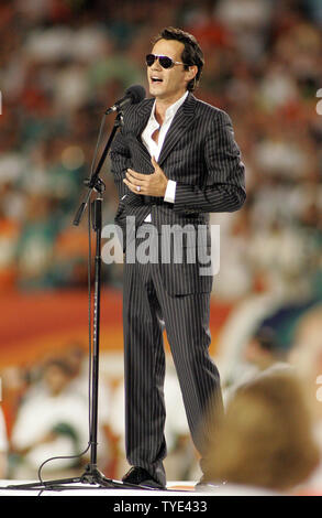 Latin recording artist und Minderheitsgesellschafter der Miami Dolphins Marc Anthony führt die Nationalhymne vor dem Spiel gegen die New York Jets an landshark Stadium in Miami am 12. Oktober 2009. Die Delphine besiegten die Jets 31-27. UPI/Michael Busch Stockfoto