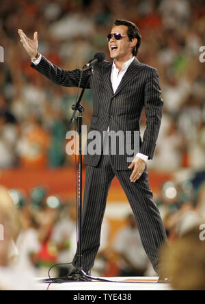 Latin recording artist und Minderheitsgesellschafter der Miami Dolphins Marc Anthony führt die Nationalhymne vor dem Spiel gegen die New York Jets an landshark Stadium in Miami am 12. Oktober 2009. Die Delphine besiegten die Jets 31-27. UPI/Michael Busch Stockfoto