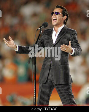 Latin recording artist und Minderheitsgesellschafter der Miami Dolphins Marc Anthony führt die Nationalhymne vor dem Spiel gegen die New York Jets an landshark Stadium in Miami am 12. Oktober 2009. Die Delphine besiegten die Jets 31-27. UPI/Michael Busch Stockfoto