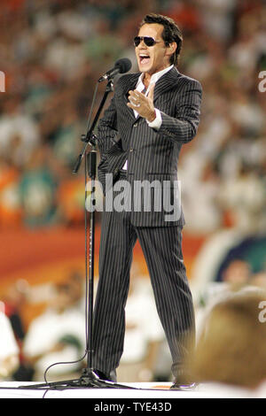 Latin recording artist und Minderheitsgesellschafter der Miami Dolphins Marc Anthony führt die Nationalhymne vor dem Spiel gegen die New York Jets an landshark Stadium in Miami am 12. Oktober 2009. Die Delphine besiegten die Jets 31-27. UPI/Michael Busch Stockfoto