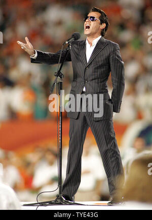 Latin recording artist und Minderheitsgesellschafter der Miami Dolphins Marc Anthony führt die Nationalhymne vor dem Spiel gegen die New York Jets an landshark Stadium in Miami am 12. Oktober 2009. Die Delphine besiegten die Jets 31-27. UPI/Michael Busch Stockfoto