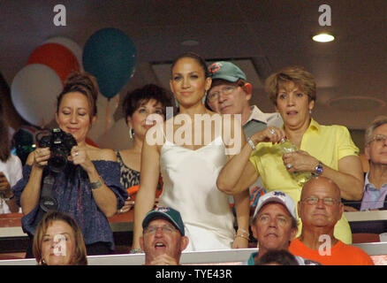 Latin recording artist und Minderheitsgesellschafter der Miami Dolphins Jennifer Lopez (C) genießt das Spiel gegen die New York Jets an landshark Stadium in Miami am 12. Oktober 2009. Die Delphine besiegten die Jets 31-27. UPI/Michael Busch Stockfoto