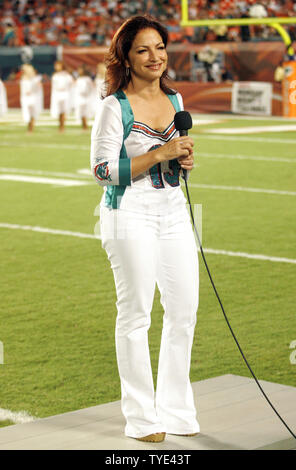 Latin recording artist und Minderheitsgesellschafter der Miami Dolphins Gloria Estefan führt das halbzeiterscheinen während des Spiels gegen die New York Jets an landshark Stadium in Miami am 12. Oktober 2009. Die Delphine besiegten die Jets 31-27. UPI/Michael Busch Stockfoto