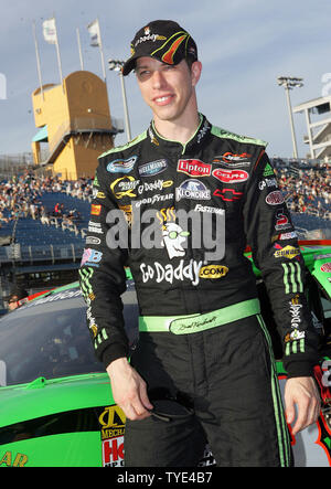 Brad Keselowski darauf wartet, von seinem Auto kurz vor der NASCAR allgemein Ford 300 bei Homestead-Miami Speedway in Homestead, Florida am 21. November 2009. UPI/Martin Fried Stockfoto