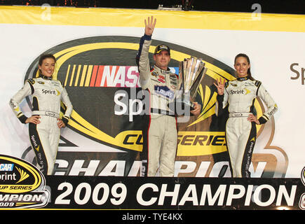 Jimmie Johnson feiert er seinen vierten aufeinander folgenden NASCAR Sprint Cup Meisterschaft an Homestead-Miami Speedway in Homestead, Florida am 22. November 2009. UPI/Malcolm Hoffnung Stockfoto