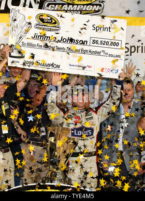 Jimmie Johnson feiert er seinen vierten aufeinander folgenden NASCAR Sprint Cup Meisterschaft an Homestead-Miami Speedway in Homestead, Florida am 22. November 2009. UPI/Malcolm Hoffnung Stockfoto