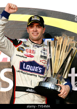 Jimmie Johnson feiert er seinen vierten aufeinander folgenden NASCAR Sprint Cup Meisterschaft an Homestead-Miami Speedway in Homestead, Florida am 22. November 2009. UPI/Tschad Cameron Stockfoto