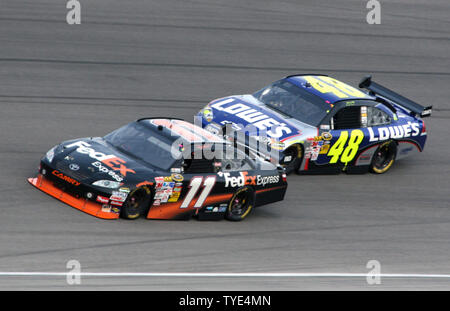 Denny Hamlin (11) übergibt Jimmie Johnson (48) en-Route zu gewinnen der NASCAR Sprint Cup Ford 400 bei Homestead-Miami Speedway in Homestead, Florida am 22. November 2009. Johnson gewann seinen vierten aufeinander folgenden Sprint Cup Meisterschaft für einen neuen NASCAR aufzeichnen. UPI/Tschad Cameron Stockfoto