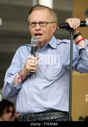 Talkmaster Larry King stellt Joe Perry Lead Gitarrist für Aerosmith wer führt mit seiner anderen Band The Joe Perry Projekt an landshark Stadium in Miami am 6. Dezember 2009. UPI/Michael Busch Stockfoto