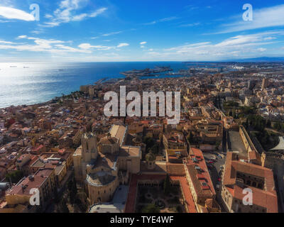 Blick auf das Meer, den Hafen und die Kathedrale in der Altstadt von Tarragona. Stockfoto