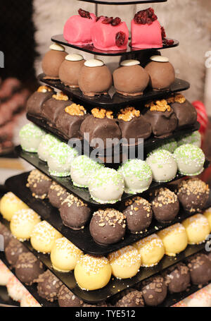 Der Tower oder die Pyramide und Cupcakes auf Süßes Dessert Tabelle. Süßigkeiten in verschiedenen Geschmack, stilvoll, Farben Stockfoto