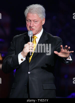 Präsident Bill Clinton spricht im SOS-Speichern uns Spendensammlung für den Wiederaufbau von Haiti, in Miami am 5. Februar 2010. UPI/Michael Busch Stockfoto