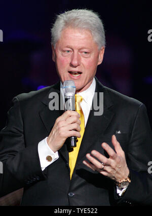 Präsident Bill Clinton spricht im SOS-Speichern uns Spendensammlung für den Wiederaufbau von Haiti, in Miami am 5. Februar 2010. UPI/Michael Busch Stockfoto