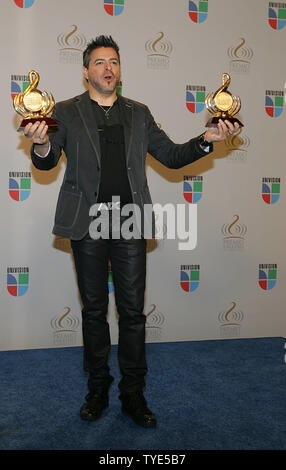 Luis Enrique feiert mit seinen 2010 "Premio Lo Nuestro Auszeichnungen in den Medien Zimmer in der American Airlines Arena in Miami, Florida, am 18. Februar 2010. UPI/Martin Fried Stockfoto