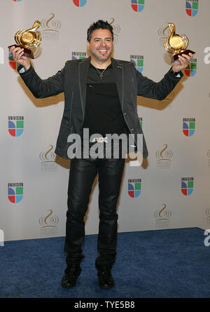 Luis Enrique feiert mit seinen 2010 "Premio Lo Nuestro Auszeichnungen in den Medien Zimmer in der American Airlines Arena in Miami, Florida, am 18. Februar 2010. UPI/Martin Fried Stockfoto