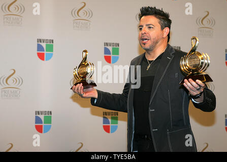 Luis Enrique feiert mit seinen 2010 "Premio Lo Nuestro Auszeichnungen in den Medien Zimmer in der American Airlines Arena in Miami, Florida, am 18. Februar 2010. UPI/Martin Fried Stockfoto