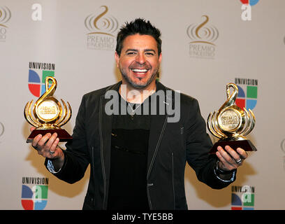 Luis Enrique feiert mit seinen 2010 "Premio Lo Nuestro Auszeichnungen in den Medien Zimmer in der American Airlines Arena in Miami, Florida, am 18. Februar 2010. UPI/Martin Fried Stockfoto