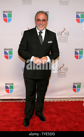 Emilio Estefan kommt für die 2010 "Premio Lo Nuestro Award Show an der American Airlines Arena in Miami, Florida, am 18. Februar 2010. UPI/Martin Fried Stockfoto