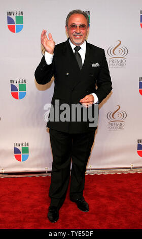 Emilio Estefan kommt für die 2010 "Premio Lo Nuestro Award Show an der American Airlines Arena in Miami, Florida, am 18. Februar 2010. UPI/Martin Fried Stockfoto