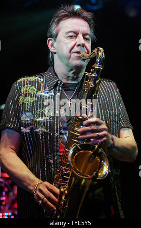 Walter Parazaider führt im Konzert mit Chicago im Pompano Beach Amphitheater in Pompano Beach, Florida am 16. April 2010. UPI/Michael Busch Stockfoto