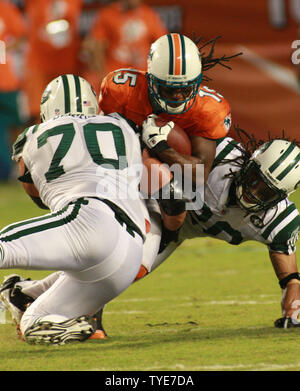 Miami Dolphins wide receiver Devon Bess (15) durch New York Jets DE Mike Devito angegangen (70) gegen die New York Jets bei Sun Life Stadium, in Miami, Florida. September 26, 2010. UPI/Susan Knowles... Stockfoto