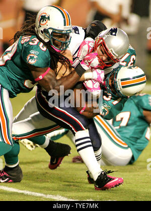 Miami Dolphins Chris Clemons (30) packt New England Patriots Empfänger Wes Welker in der ersten Hälfte auf Sun Life Stadium in Miami am 4. Oktober 2010. UPI/Michael Busch Stockfoto