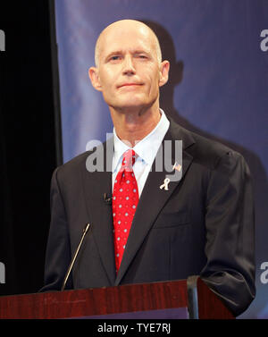 Florida gubernatorial Anwärter republikanischen Rick Scott beteiligt sich an einer Debatte auf Nova Southeastern University mit Demokrat Alex Wanne in Davie, Florida am 20. Oktober 2010. UPI/Martin Fried Stockfoto